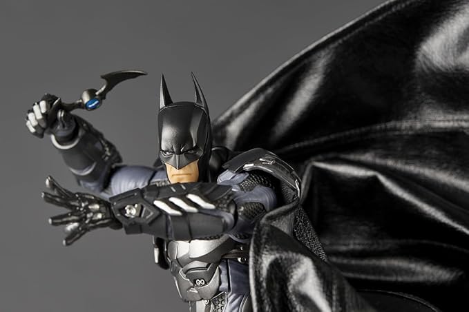 Kaiyodo Revoltech Incrível Yamaguchi Batman Arkham Knight Action Figure com globos oculares móveis, design articulado e capa com arame