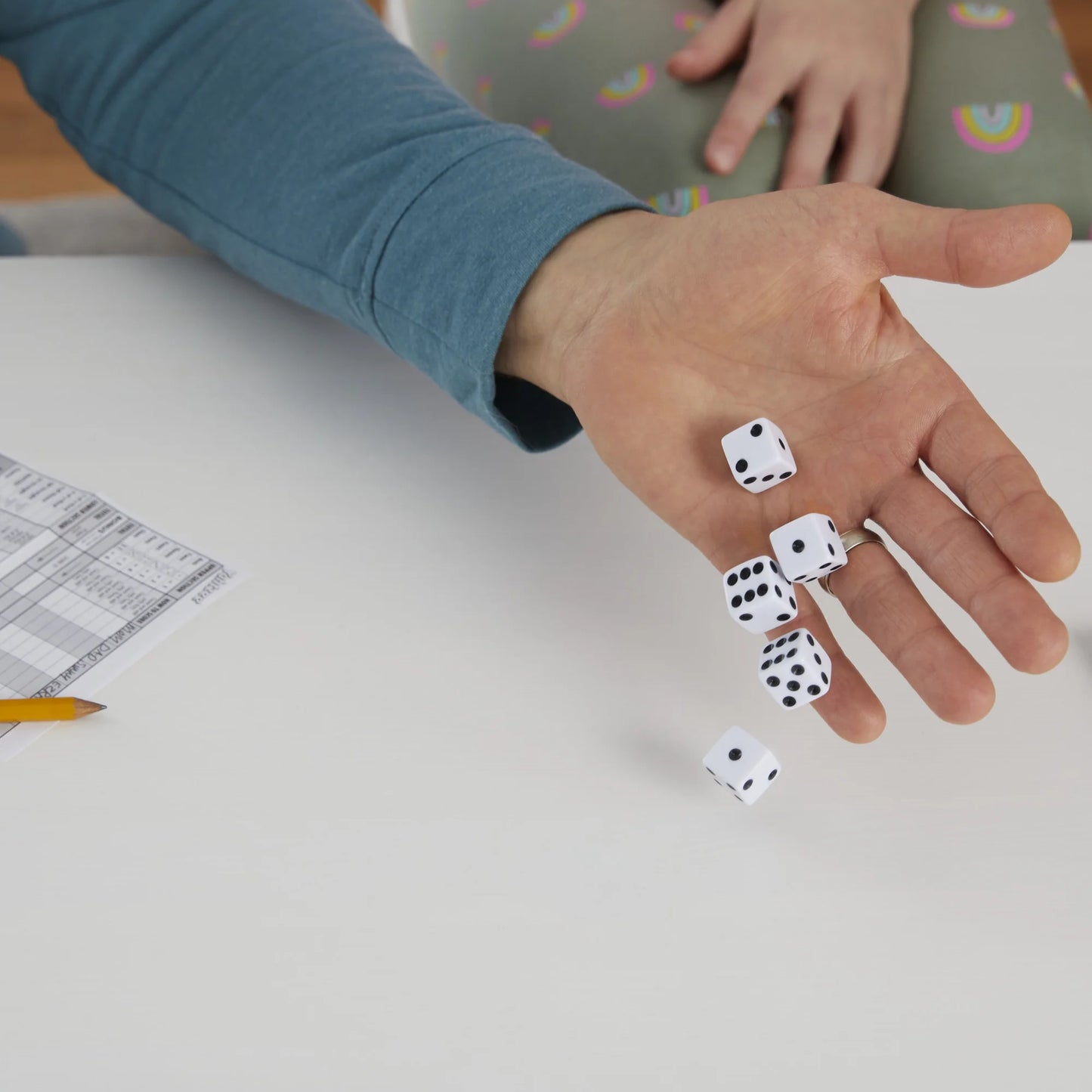 YAHTZEE Classic, jogo para crianças de 8 anos ou mais, para 2 ou mais jogadores, inclui shaker e dados 